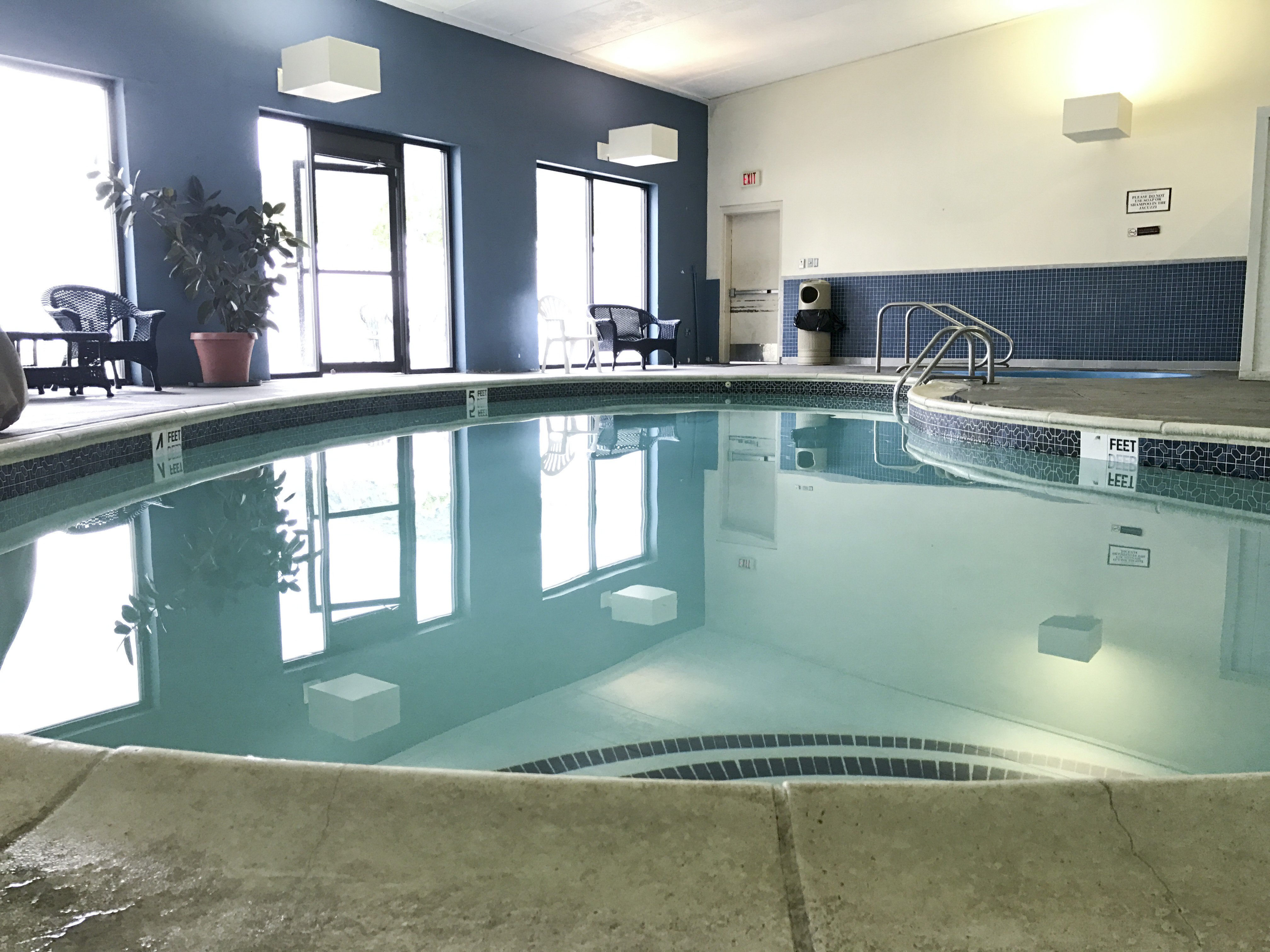 Indoor pool with Whirlpool